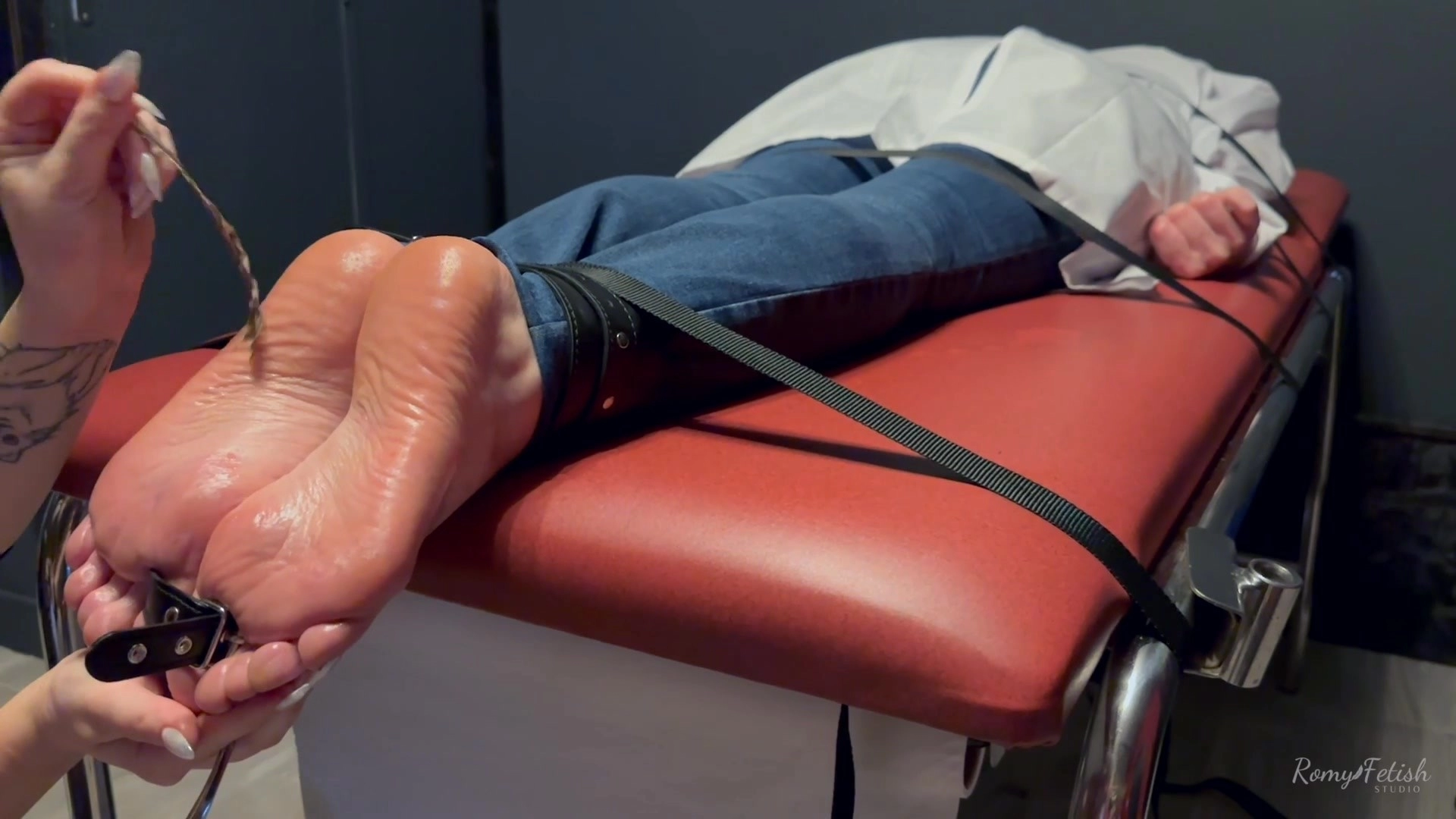 RomyFetish – Dr Addi has to confess under tickle interrogation-ff,TicklingFeet, TicklingUpperBody,