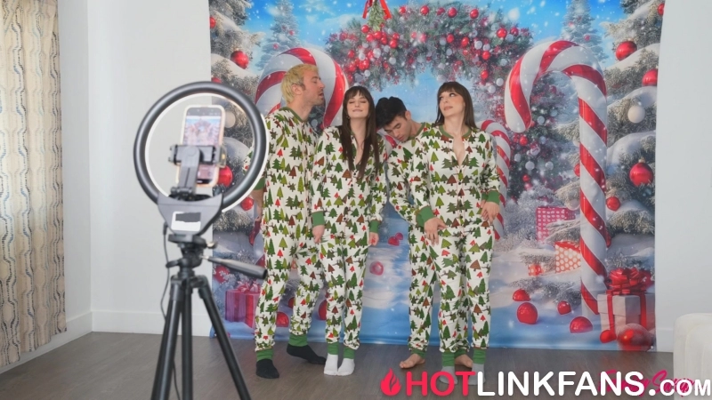 Lana Smalls, Lexi Luna - Were Too Horny For A Christmas Card Picture