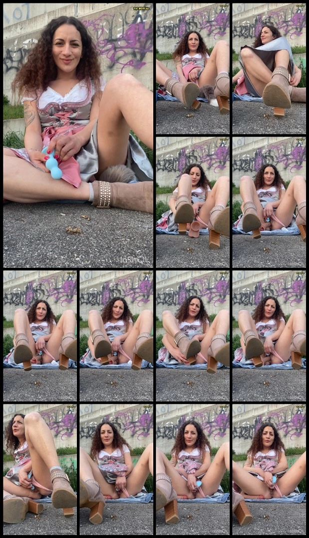 Sue Nova – Public Dirndl Fick in Munich with a full stream of piss at the end
