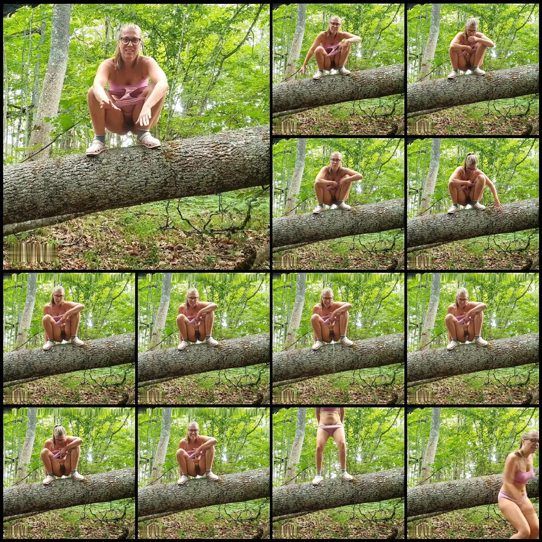 TheaRemmel – I pee from a tree in the forest – Outdoor