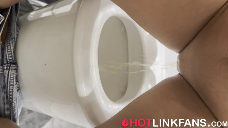 tiffstreatsxoxo – Peeing at the mall in Sydney Australia